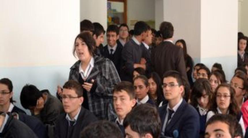 Milletvekili İdris Şahin mezun olduğu okulun &ouml;ğrencileriyle s&ouml;yleşti