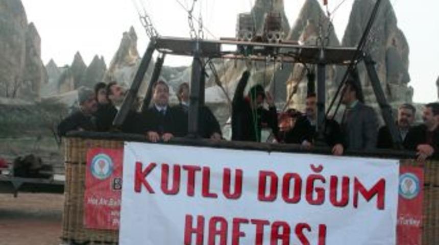 Kapadokya&rsquo;da &lsquo;Kutlu Doğum&rsquo; vesilesiyle g&ouml;ky&uuml;z&uuml;nden insanlara g&uuml;l attılar
