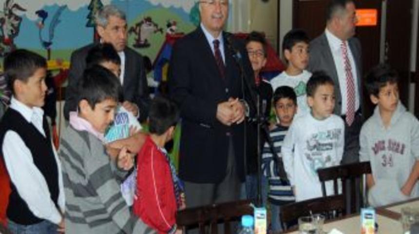 Manisa Valisi Daş&ouml;z, &ccedil;ocuk evlerinde kalan &ccedil;ocuklarla biraraya geldi