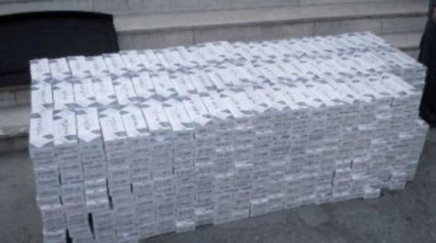 Van otob&uuml;s&uuml;nde 3 bin paket ka&ccedil;ak sigara yakalandı