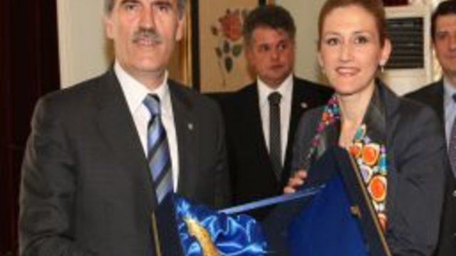 Kosovalı bakandan destek talebi