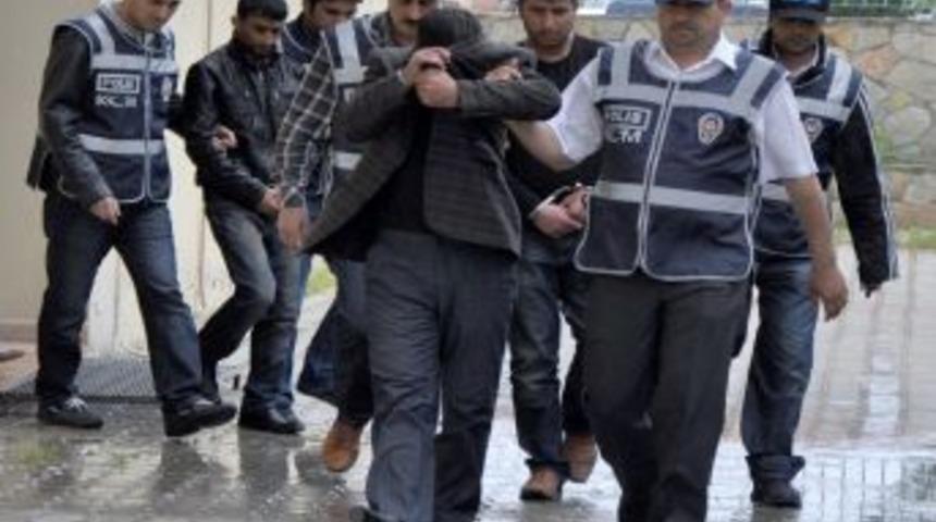 Eroin sevkiyatı yaparken yakalanan zanlılar sağlık kontrol&uuml;nden ge&ccedil;ti