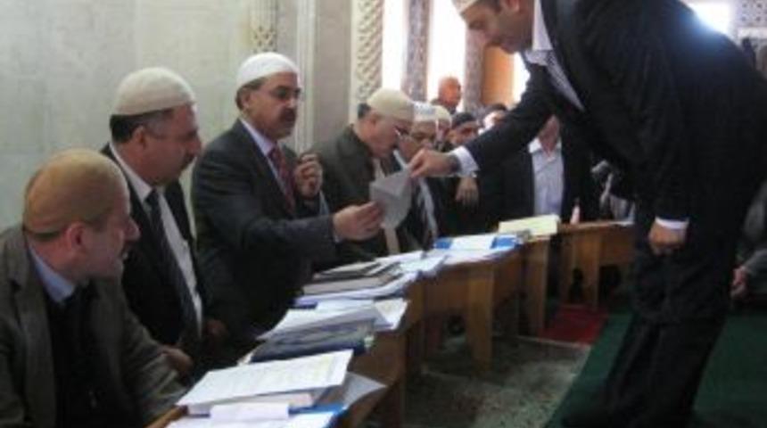 Hafızlar g&uuml;zel Kur'an ve ezan okumak i&ccedil;in ter d&ouml;kt&uuml;