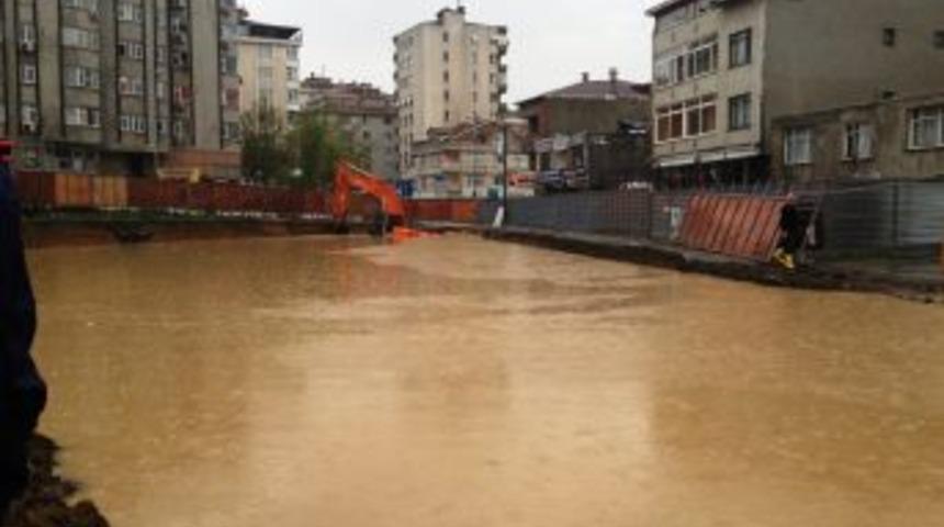 İş makinesi boruyu patlattı, kamyon garajı g&ouml;le d&ouml;nd&uuml;