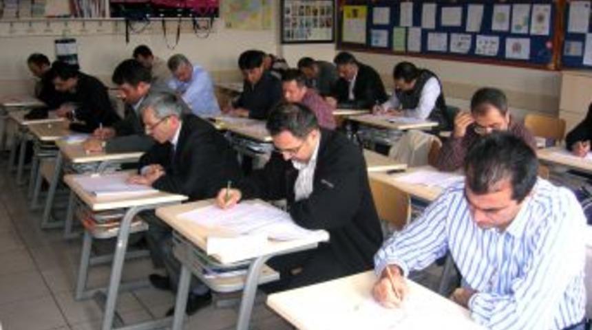 &Ouml;ğrenci velileri okudukları kitaptan sınava girdi