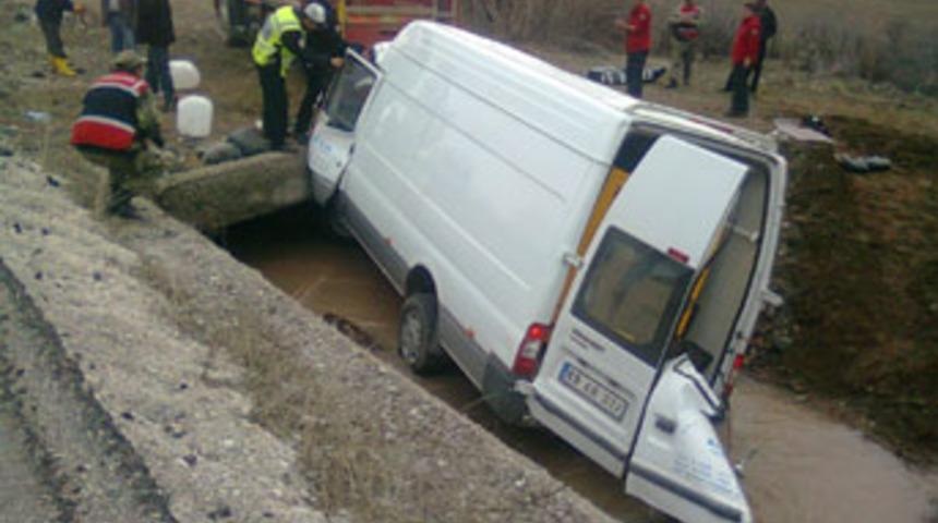 Minib&uuml;s sulama kanalına d&uuml;şt&uuml;