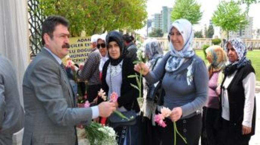 Çiçekçiler Kutlu Doğum Haftası nedeniyle 10 bin çiçek dağıttı