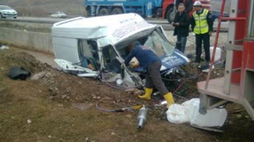 Minib&uuml;s sulama kanalına u&ccedil;tu: 1 &ouml;l&uuml; 1 yaralı