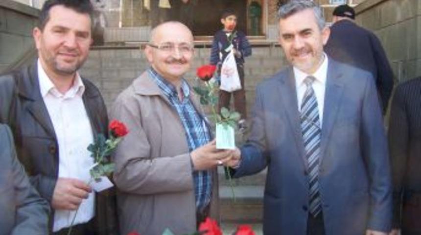 Rize M&uuml;ft&uuml;l&uuml;ğ&uuml; esnaf ve vatandaşlara g&uuml;l dağıttı