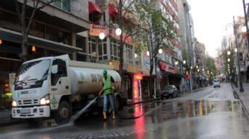 &Ccedil;ankaya'da sokaklar su ile yıkanıyor