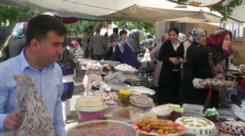 Kaş'ta ihtiya&ccedil; sahibi &ouml;ğrenciler yararına kermes d&uuml;zenlendi