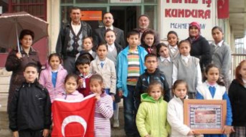 Öğrenciler harçlıklarını şehit yakınlarına bağışladı