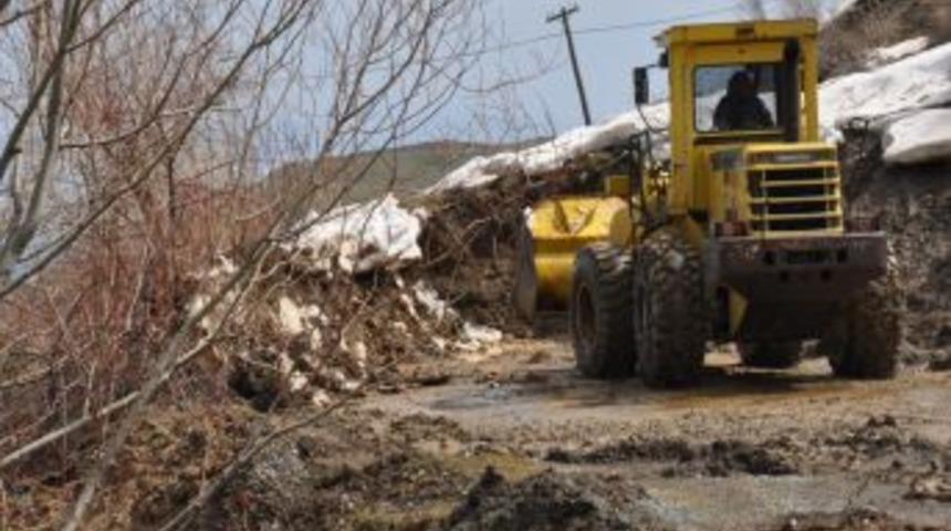 Heyelan sebebiyle kapanan k&ouml;y yolları 3 g&uuml;n sonra a&ccedil;ıldı