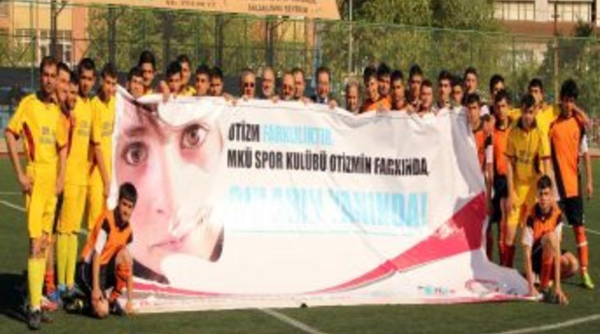 MK&Uuml; Spor Kul&uuml;b&uuml;'nden otizme pankartlı destek