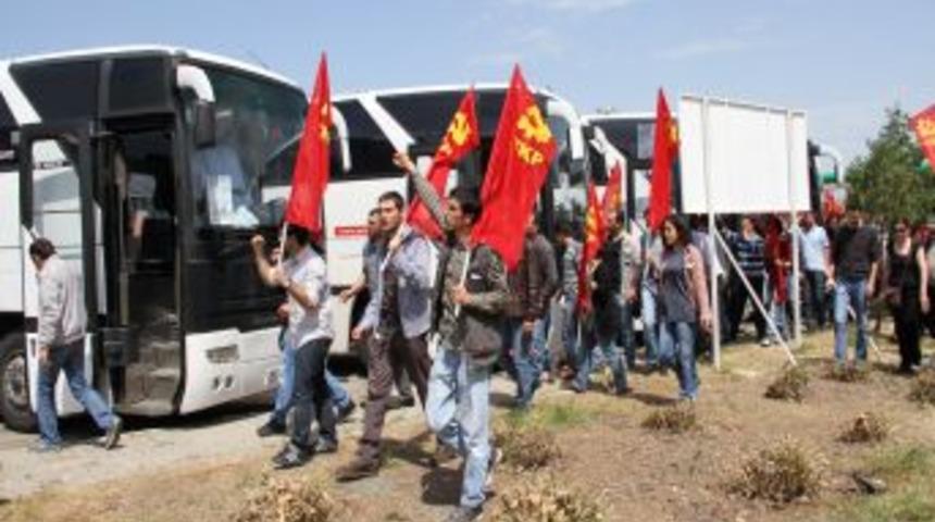 Hatay&rsquo;a izinsiz g&ouml;steriye giden TKP&rsquo;liler Adana&rsquo;dan d&ouml;nd&uuml;r&uuml;ld&uuml;