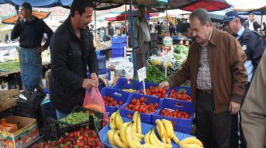 Başkan Şahin, pazarcıları denetledi