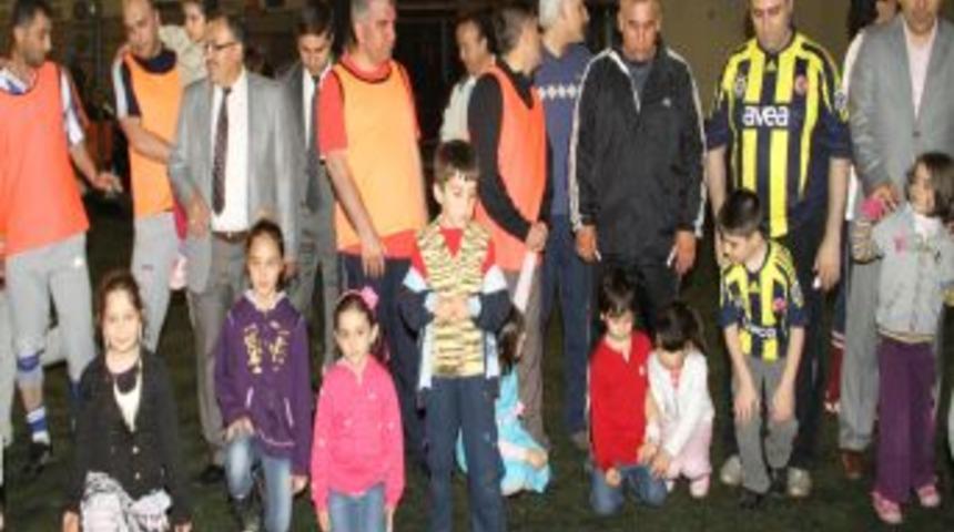 Babalar oynadı, &ccedil;ocuklar ve eşler izledi