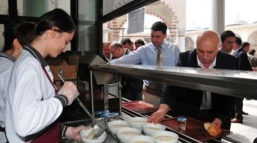 &Ouml;ğrenciler &ccedil;orba dağıttı