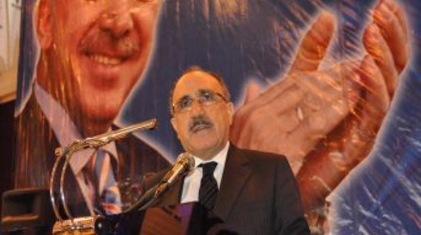 Konuşurken elektrik kesilince koruması Atalay'ı cep telefonu ile aydınlattı