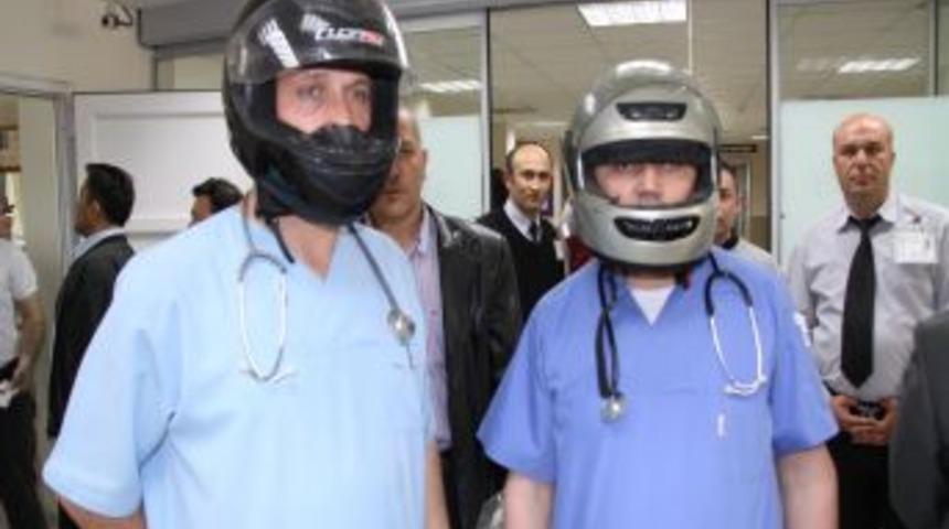 Sağlık&ccedil;ılar, şiddete tepki i&ccedil;in motosiklet kaskı takarak hastalara m&uuml;dahale etti