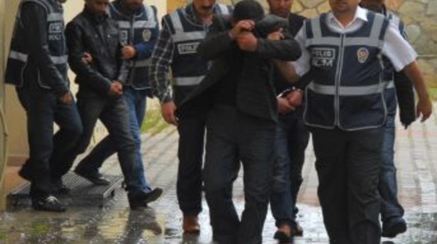 Eroin sevkiyatı yaparken yakalanan 3 kişi tutuklandı