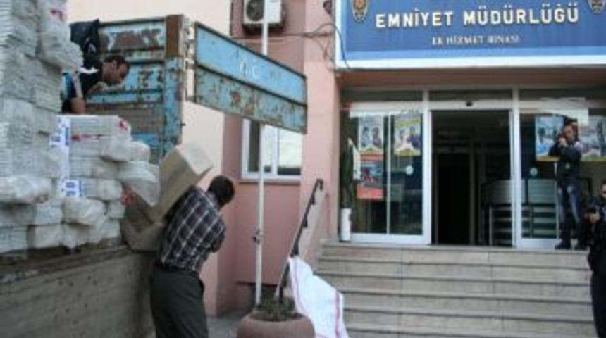 İnşaat malzemesi y&uuml;kl&uuml; kamyondan 80 bin paket ka&ccedil;ak sigara &ccedil;ıktı