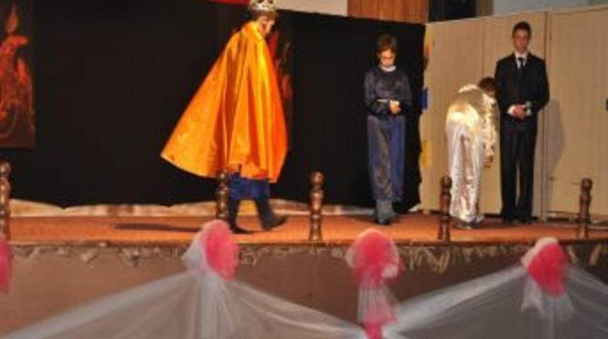 Yozgatlı &ouml;ğrencilerin hazırladığı 'Ezeli Nur' adlı tiyatro oyununa yoğun ilgi