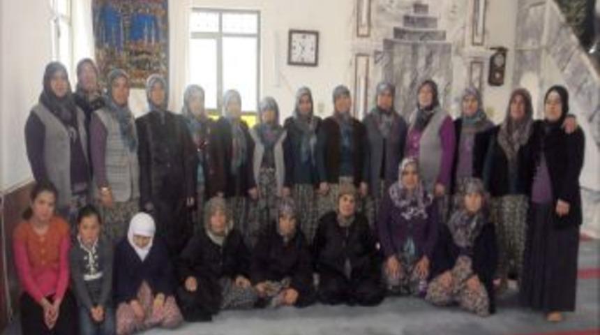 82 yaşında Kur&rsquo;&acirc;n okumayı &ouml;ğrenip hatim indirdi