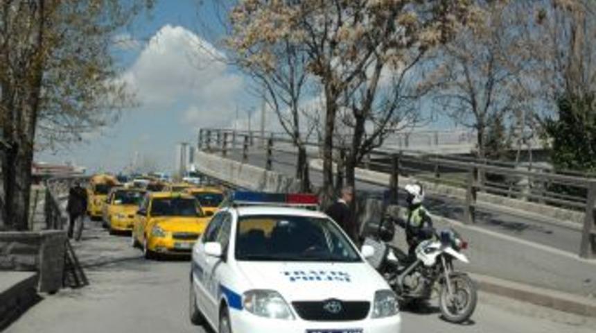 Başkent'te Cezalara İsyan Eden Taksiciler Eylem Yaptı