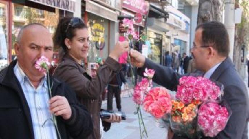 Burdur M&uuml;ft&uuml;l&uuml;ğ&uuml; esnafa karanfil ve hadis kitabı dağıttı