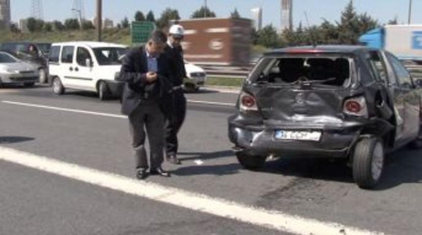 Tır otomobile &ccedil;arptı, yol kilitlendi