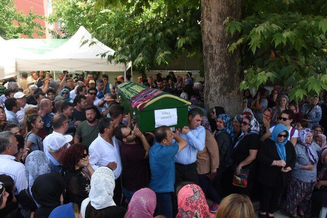 Babaların, tren kazasında kaybettikleri kızlarına vedası y&uuml;rek burktu 2