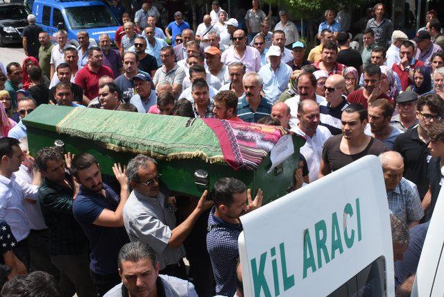 Babaların, tren kazasında kaybettikleri kızlarına vedası y&uuml;rek burktu 3