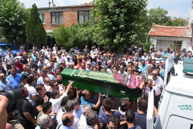Babaların, tren kazasında kaybettikleri kızlarına vedası y&uuml;rek burktu 4