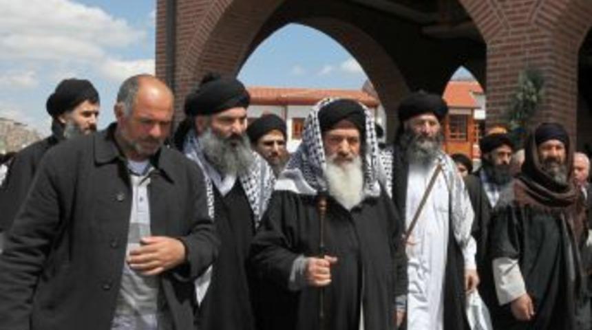 Polis, adliyeye y&uuml;r&uuml;mek isteyen Aczimendilere izin vermedi