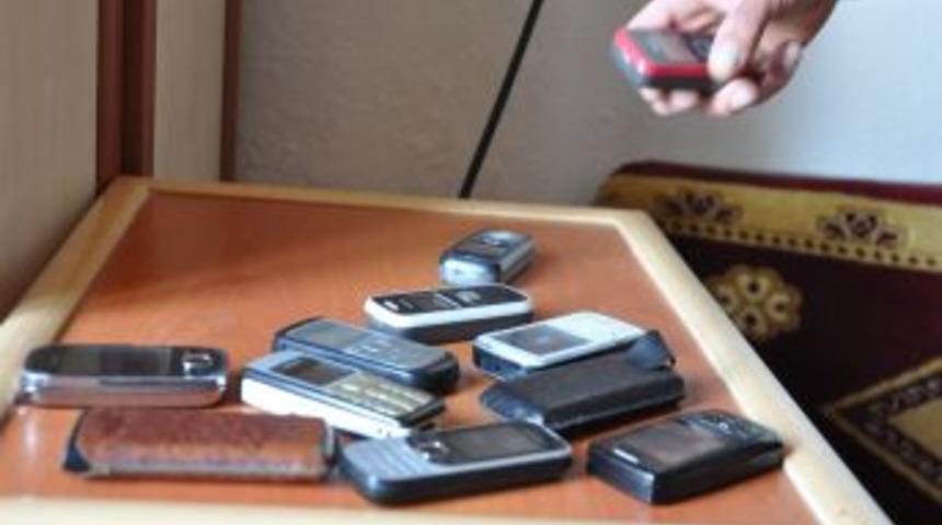 Cep telefonuyla konuşabilmek i&ccedil;in muhtarın damını mesken tuttular