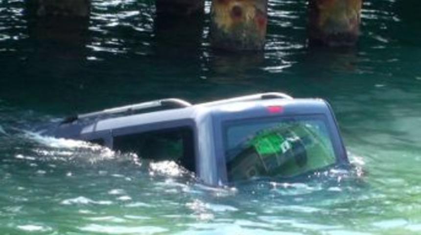 Denize u&ccedil;an otomobildeki kadını, vatandaşlar kurtardı