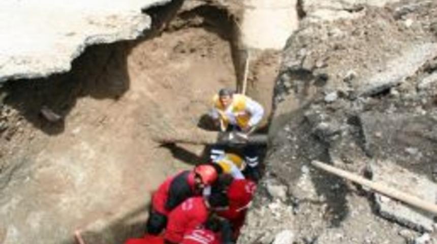 G&ouml;&ccedil;&uuml;k altında kalan iş&ccedil;i, uzun uğraşlar sonucu kurtarıldı