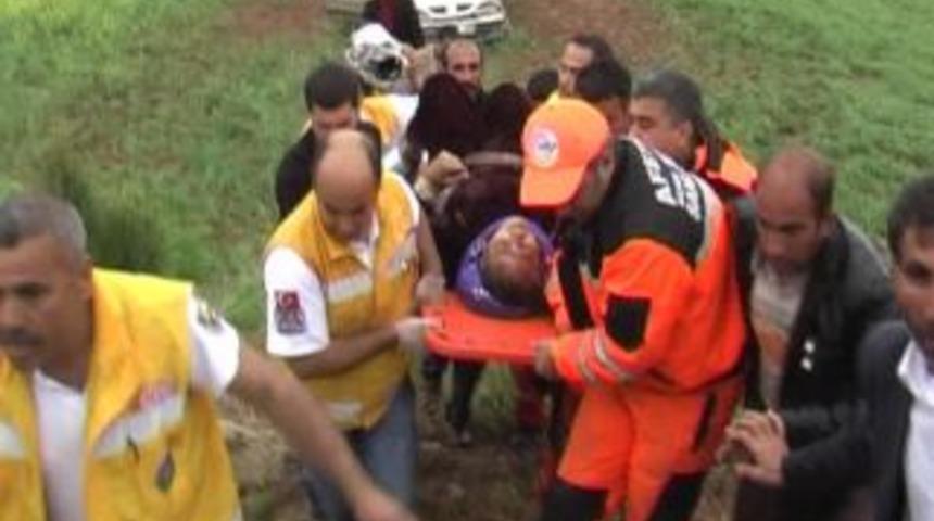 Araç tarlaya uçtu: 7 yaralı