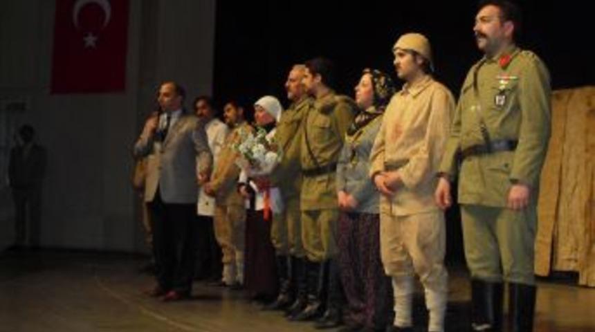 '&Ouml;zlenen &Ccedil;anakkale Ruhu' oyunu duygulandırdı
