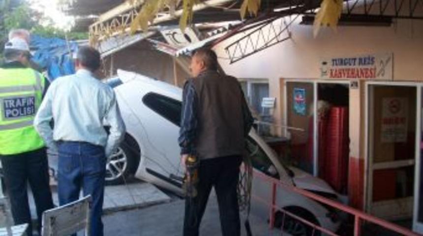 Aşırı s&uuml;ratli otomobil kahvehaneye girdi