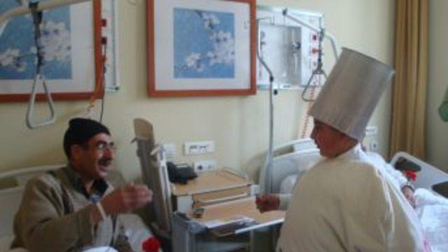 İlköğretim okulu öğrencileri 'tuzluk kostümü' giyip hastaları ziyaret etti