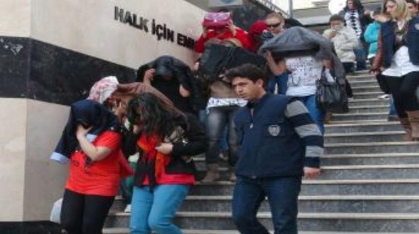 Fuhuş operasyonu zanlıları sağlık kontrol&uuml;ne &ccedil;ıkarıldı