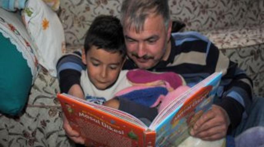 &Ccedil;ocuklar kitap okumaya masal dinleyerek adım atıyor