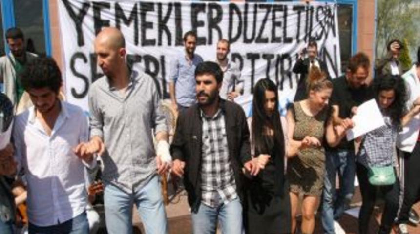 SA&Uuml;'l&uuml; &ouml;ğrenciler yemek ve ulaşım sorununu halay &ccedil;ekerek protesto etti