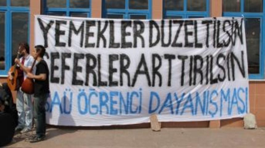 Rekt&ouml;re Besteledikleri Şarkıyla Yemekhaneyi Protesto Ettiler