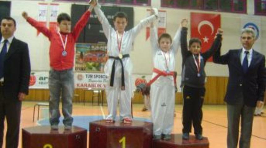 Mamak Belediyesi Tekvando Kul&uuml;b&uuml;'n&uuml;n Minik Tekvandocularından İkincilik