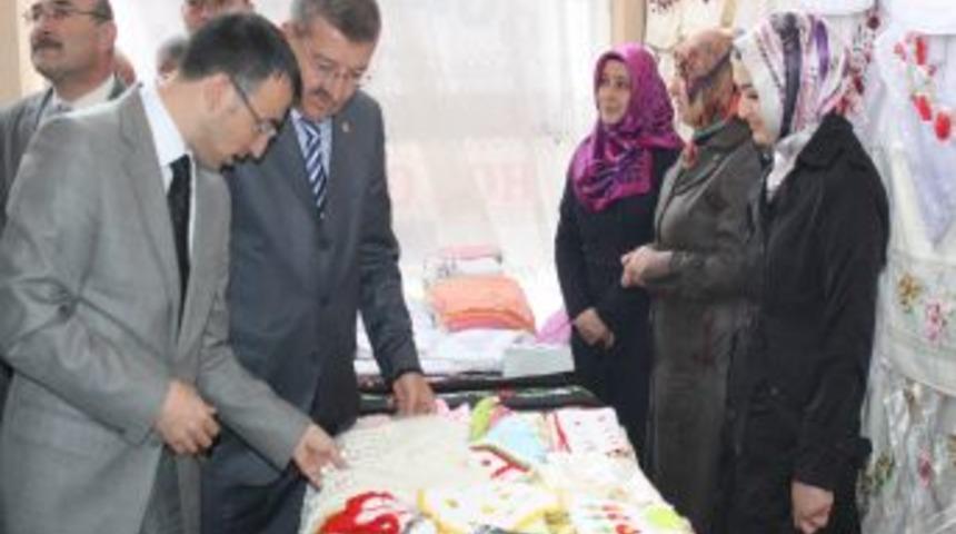 &Ouml;ğrenciler yararına a&ccedil;ılan kermes ilk g&uuml;nden b&uuml;y&uuml;k ilgi g&ouml;rd&uuml;