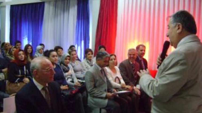 &Ouml;zkan: Toplumunun en b&uuml;y&uuml;k sorunu ahlaki değerlerden yoksunluktur