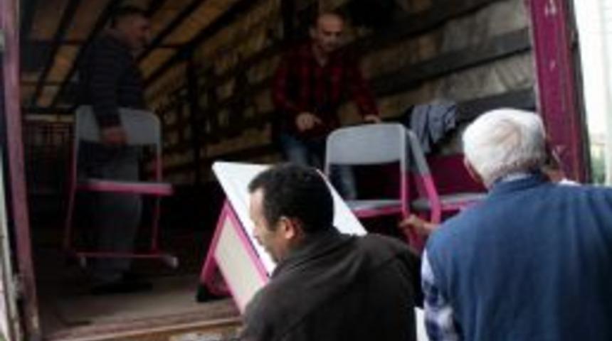 Okula Haciz Geldi, &Ouml;ğrenciler Ortada Kaldı